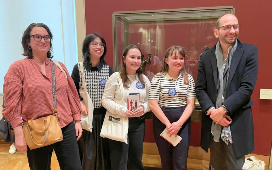Les étudiantes et étudiants en Métiers du livre à la rencontre du public au Louvre